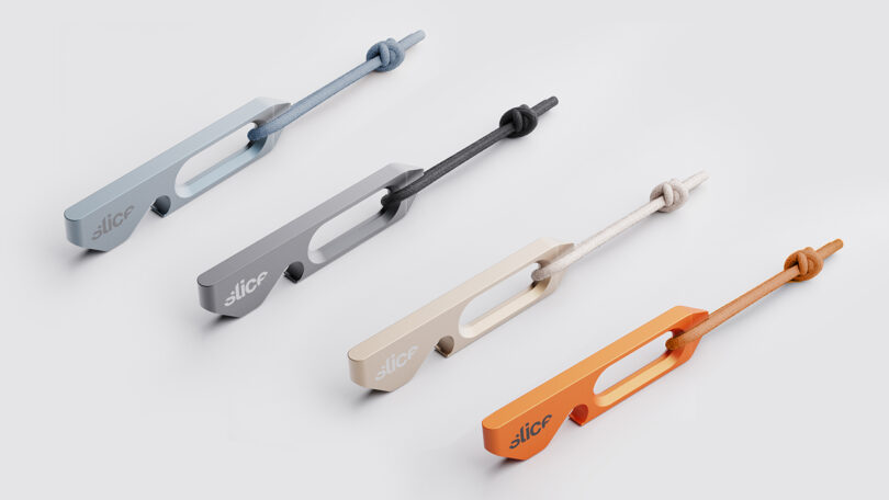 Cuatro herramientas utilitarias de la marca Slice en azul, gris, beige y naranja, cada una con una cuerda anudada a juego ensartada en un extremo, dispuestas en diagonal sobre un fondo claro.