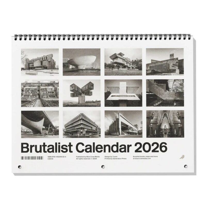 Calendario 2026 encuadernado en espiral con título. "calendario brutalista" La portada presenta doce fotografías en blanco y negro de arquitectura brutalista.