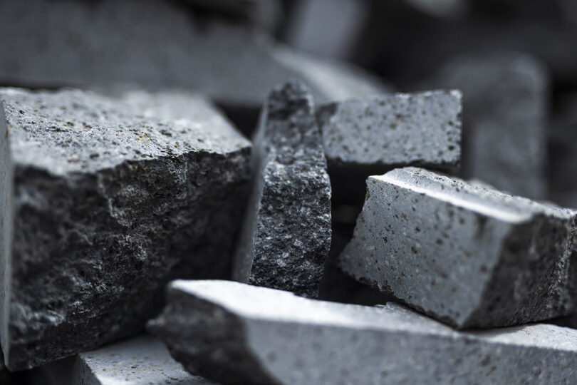 Un primer plano de varias piedras grises de forma irregular apiladas al azar.