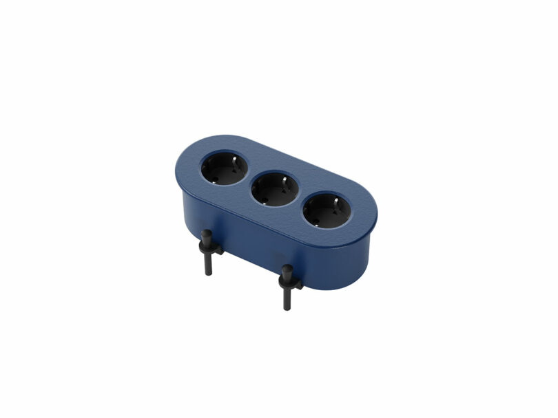 Toma de corriente azul ovalada de tres tomas con dos interruptores negros en el frente, mostrada sobre un fondo blanco.