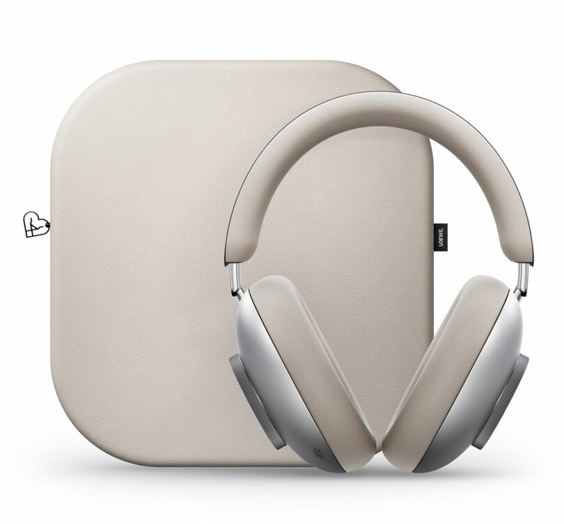 Los auriculares supraaurales beige vienen con un estuche de transporte beige a juego, ubicado en la parte frontal del estuche sobre un fondo blanco sólido.