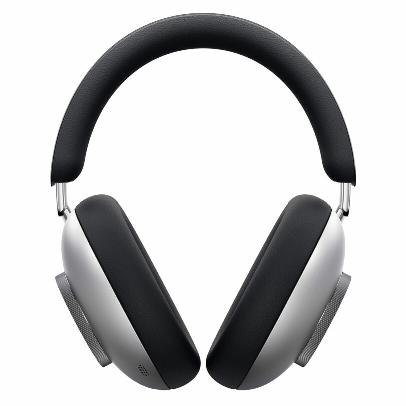 Un par de auriculares supraaurales con almohadillas acolchadas negras y un acabado metálico plateado en las orejeras, vistos desde el frente sobre un fondo blanco.