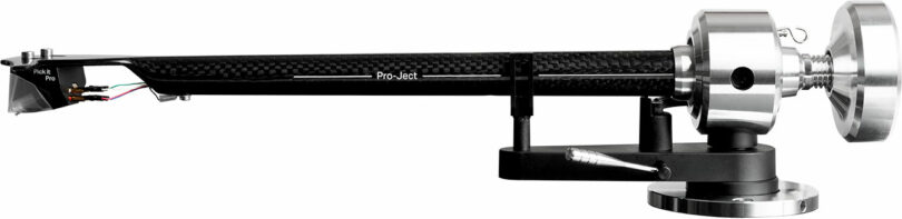 Una vista lateral en primer plano del brazo Pro-Ject Pro para tocadiscos, que muestra su brazo de fibra de carbono, cableado y conjunto de contrapeso metálico.
