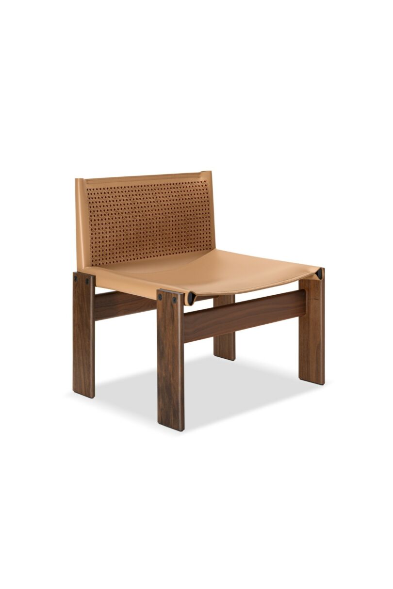 Una silla moderna con asiento de cuero color canela, respaldo de cuero perforado y estructura de madera, rodada contra un fondo blanco