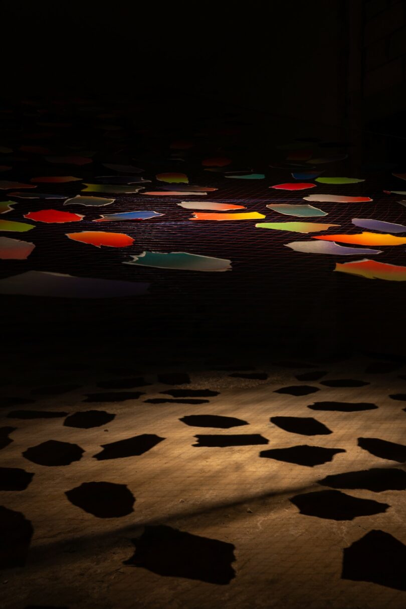 Formas de papel coloridas cuelgan de cuerdas en el interior. 