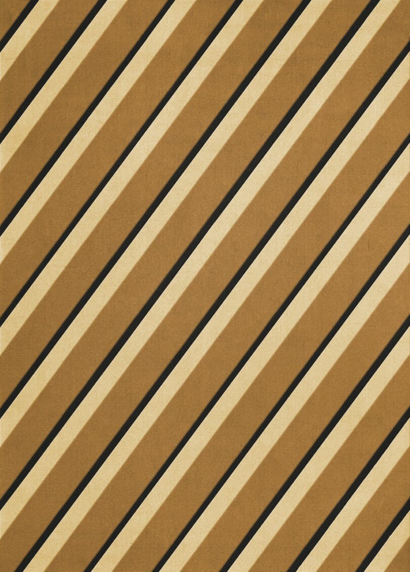 franjas diagonales de color marrón, tostado y negro forman un patrón geométrico repetido en toda la superficie