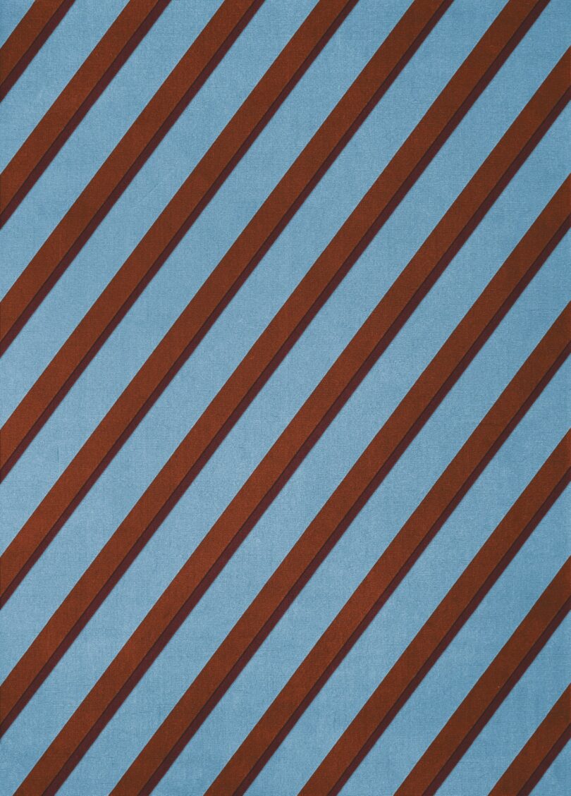 Las rayas marrones diagonales sobre un fondo azul claro crean un patrón geométrico repetitivo
