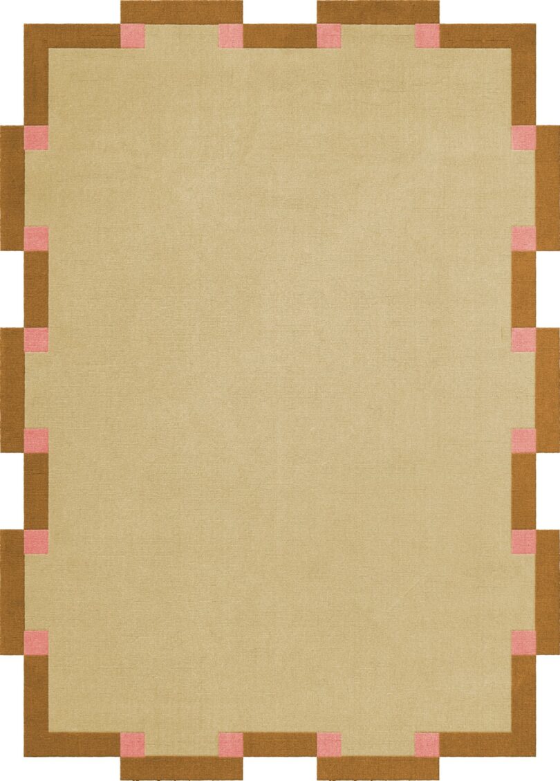 Alfombra rectangular beige con cenefa geométrica y bloques rectangulares alternados en marrón y rosa