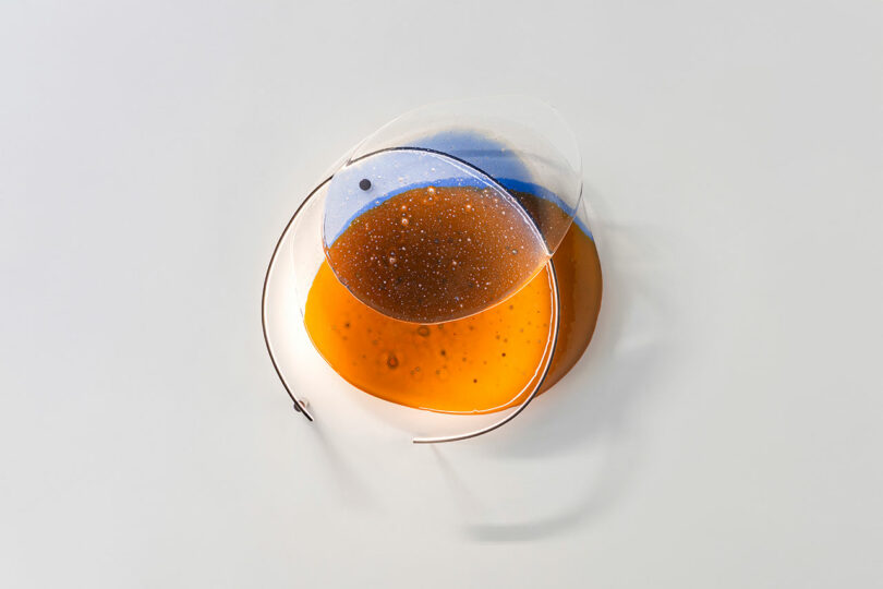 Vidrio transparente sobre pared blanca.