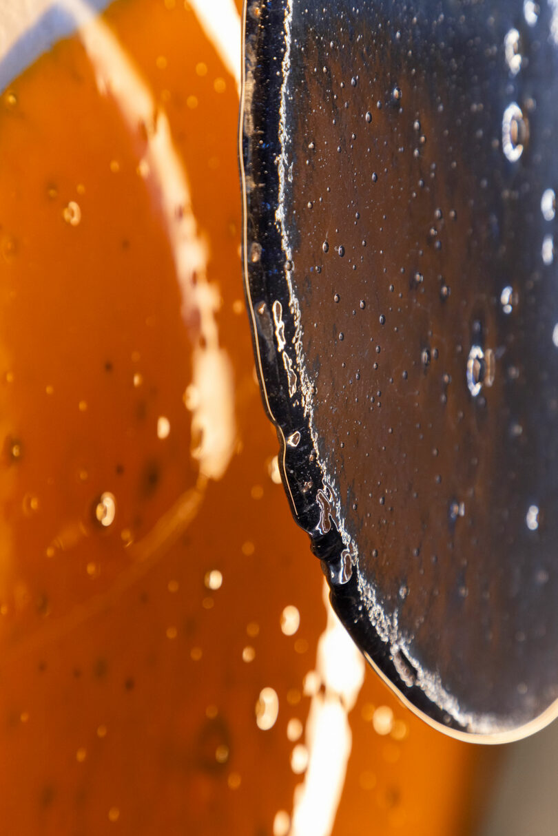 Vista macro del avión de vidrio soplado a mano.