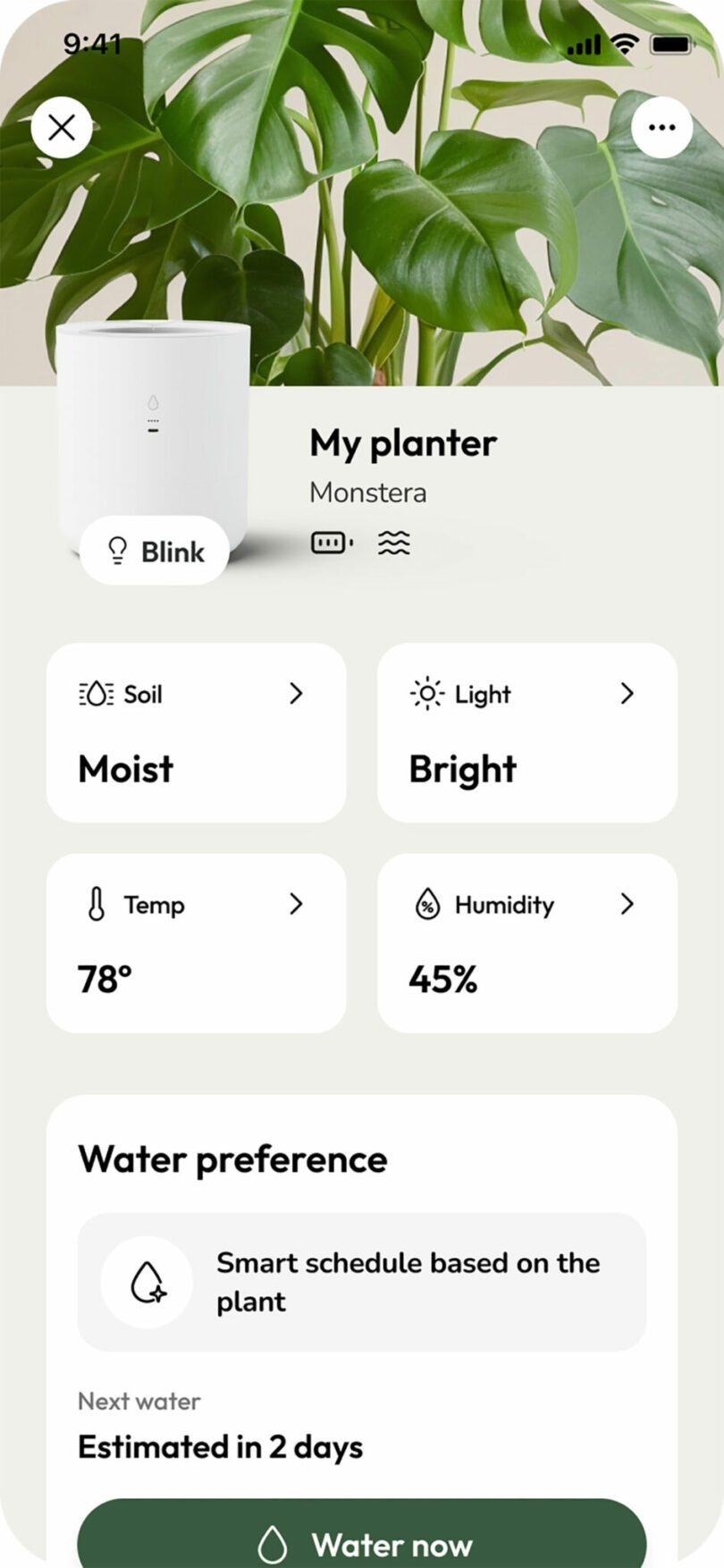 La interfaz de la aplicación Plant Care muestra las condiciones actuales de Monstera deliciosa: suelo húmedo, luz brillante, temperatura de 78°F, 45% de humedad y se espera el próximo riego en 2 días.