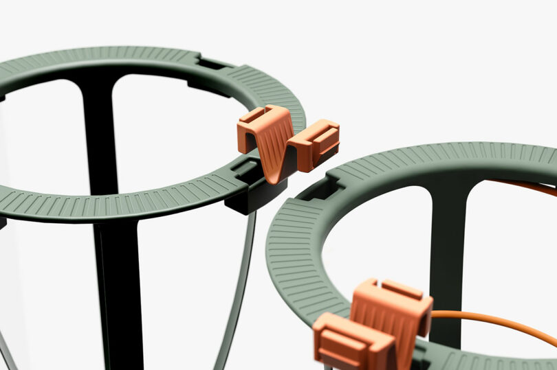 Primer plano de objetos verdes y naranjas.