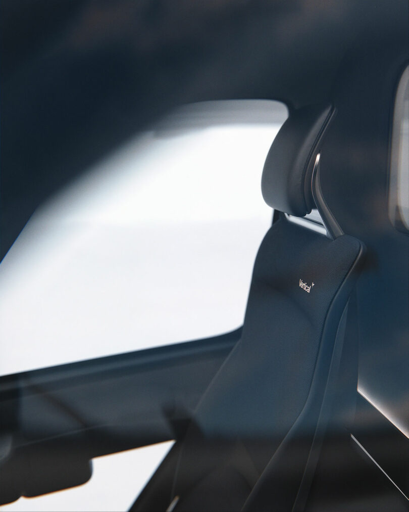 Ver un asiento negro a través de la ventanilla del coche. "Versatilidad" Cosido al reposacabezas, iluminado por luz natural.