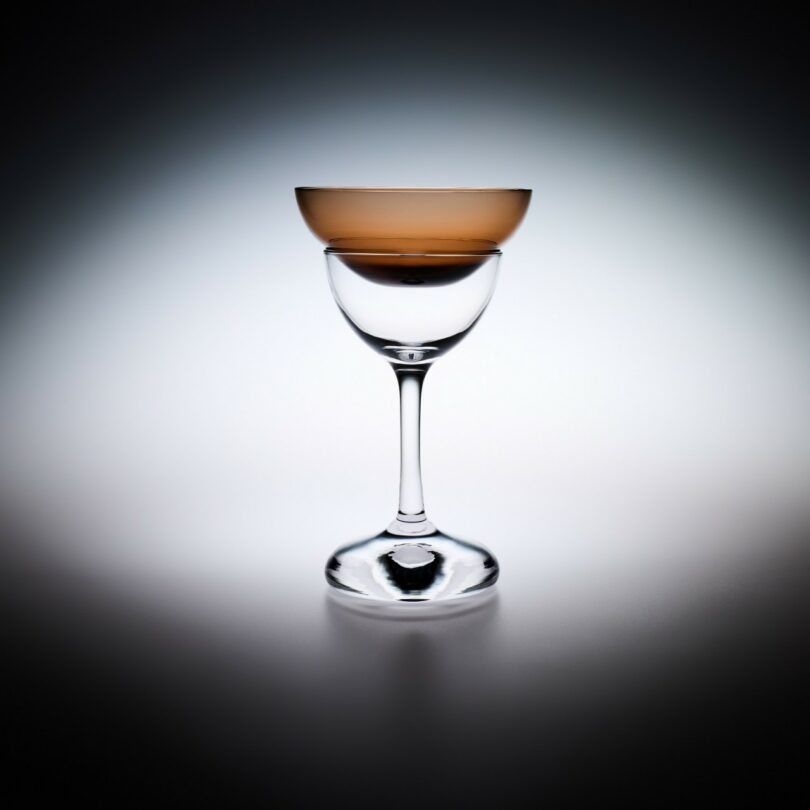 Un vaso y varias tazas de colores.