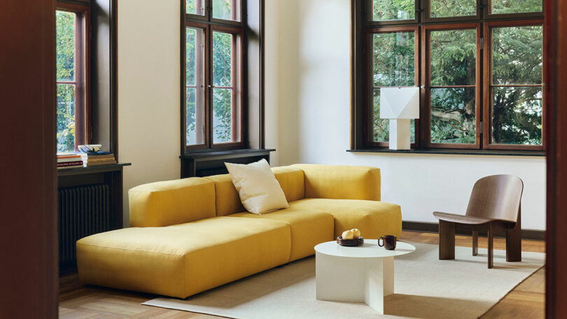 Hay un sofá amarillo en la habitación.