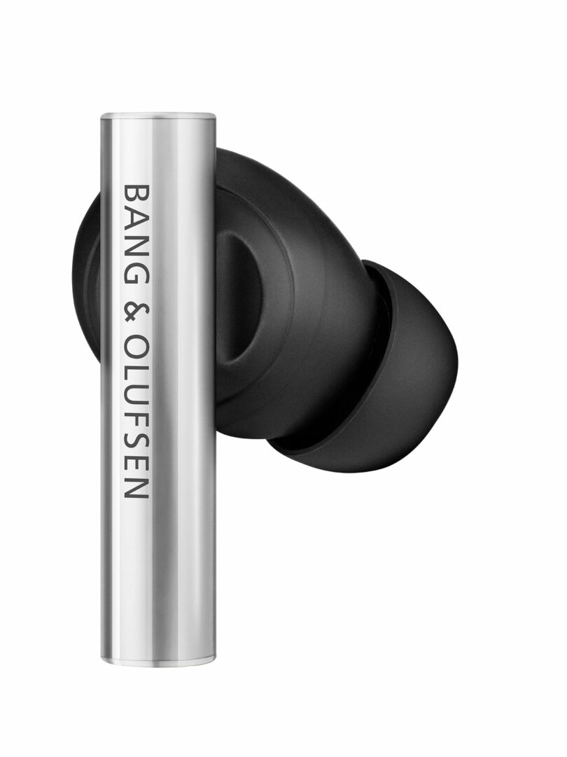 Un par de auriculares inalámbricos Bang & Olufsen negros y plateados con el nombre de la marca impreso verticalmente en el lado metálico.