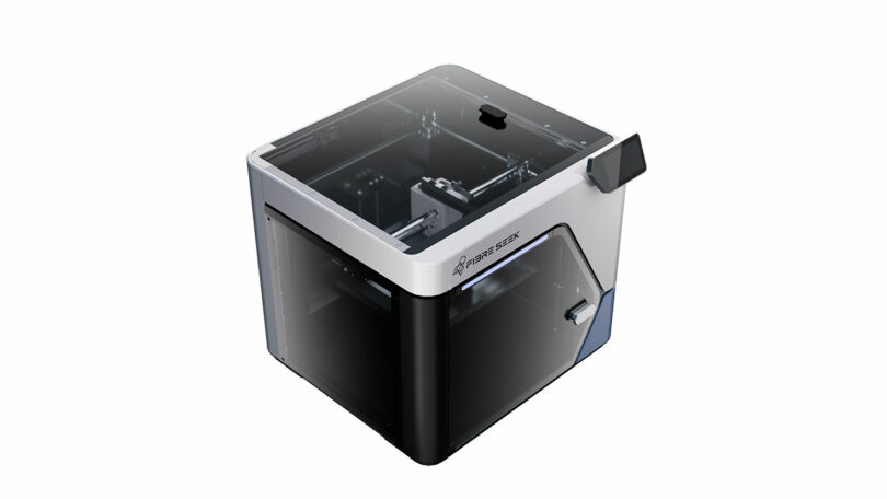 La moderna impresora 3D de escritorio FibreSeeker cuenta con una tapa y una puerta transparentes que revelan una cámara de impresión cerrada y un elegante panel de control en el lateral.