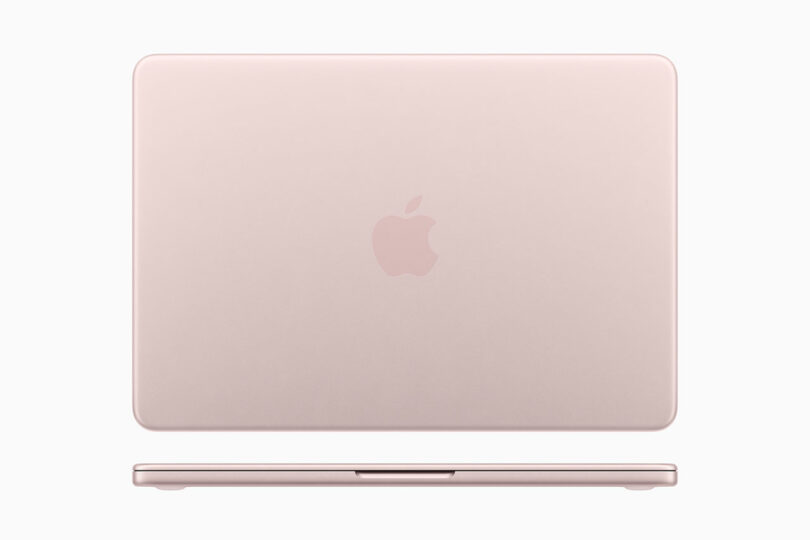 Una MacBook Apple cerrada en oro rosa vista desde arriba, que muestra el icónico logotipo de Apple en el centro de la tapa sobre un fondo blanco puro.