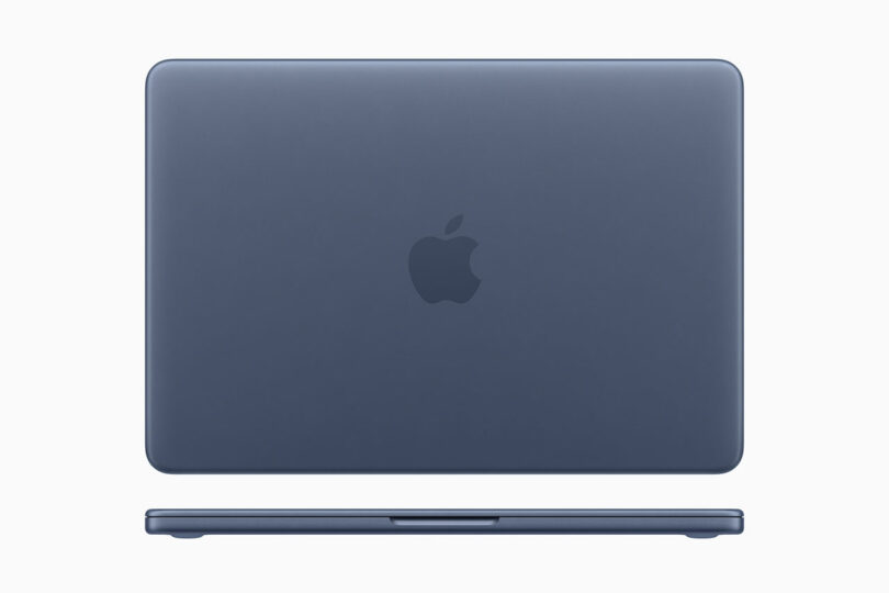 La imagen muestra la parte posterior y frontal de una computadora portátil Apple MacBook azul cerrada contra un fondo claro que resalta su diseño característico de Apple.