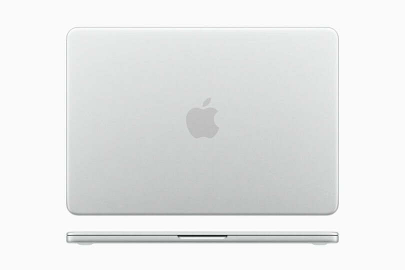 Una Apple MacBook plateada cerrada vista desde arriba, con el icónico logotipo de Apple en la tapa y el borde frontal de la computadora portátil visible en la parte inferior.