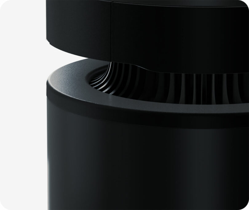 Un primer plano del dispositivo negro cilíndrico liso con espacios notables que muestran la estructura en forma de costilla o aleta en su interior.