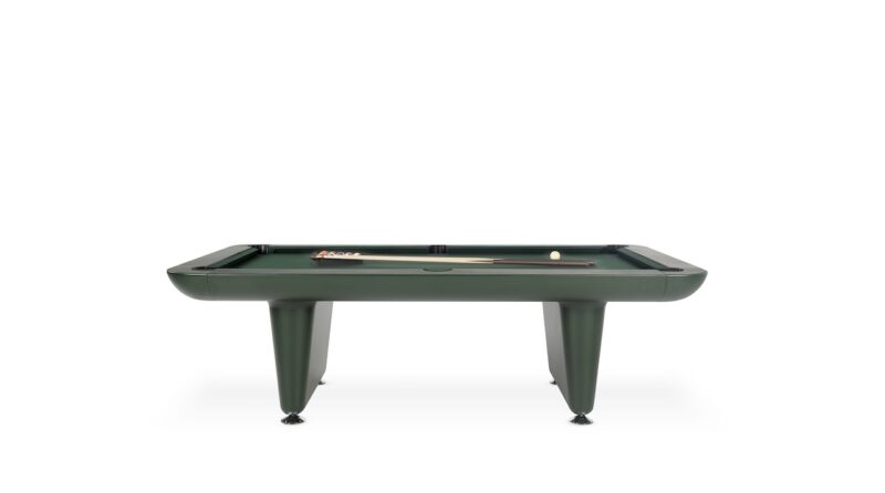 Una moderna mesa de billar verde con bolas de billar, tacos y tiza colocados en la superficie sobre un fondo blanco puro.