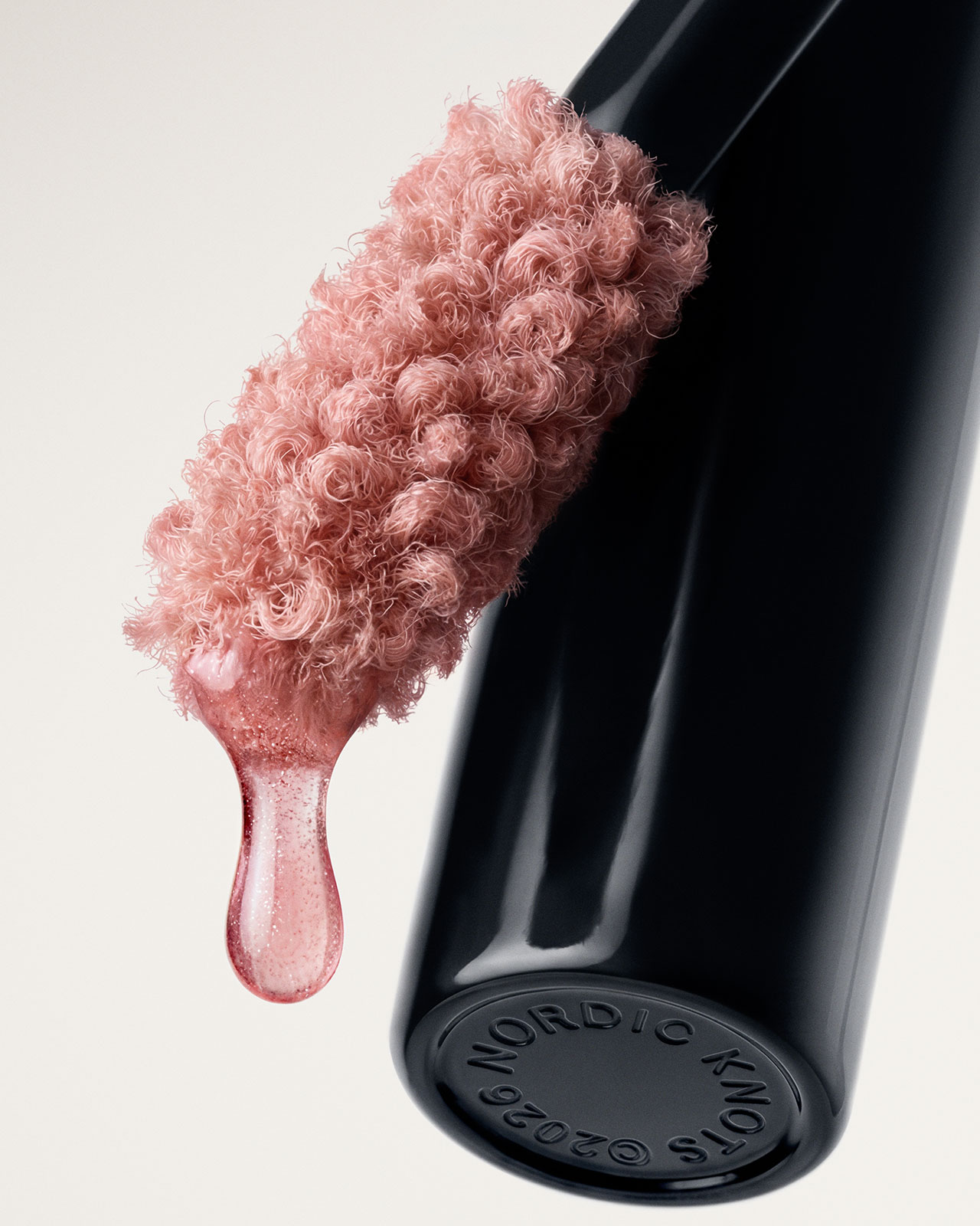 Primer plano de un aplicador de brillo de labios rosa texturizado que forma una gota de brillo en la punta, junto a un recipiente cilíndrico etiquetado en negro "Los nórdicos conocen el 0206.