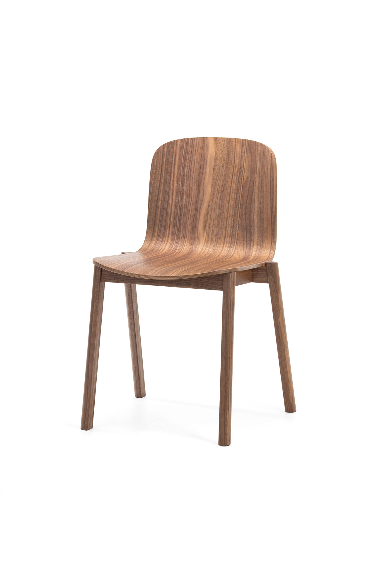 Silla de madera de Alexander Gufler con asiento y respaldo curvos y cuatro patas rectas. La madera tiene una veta natural.