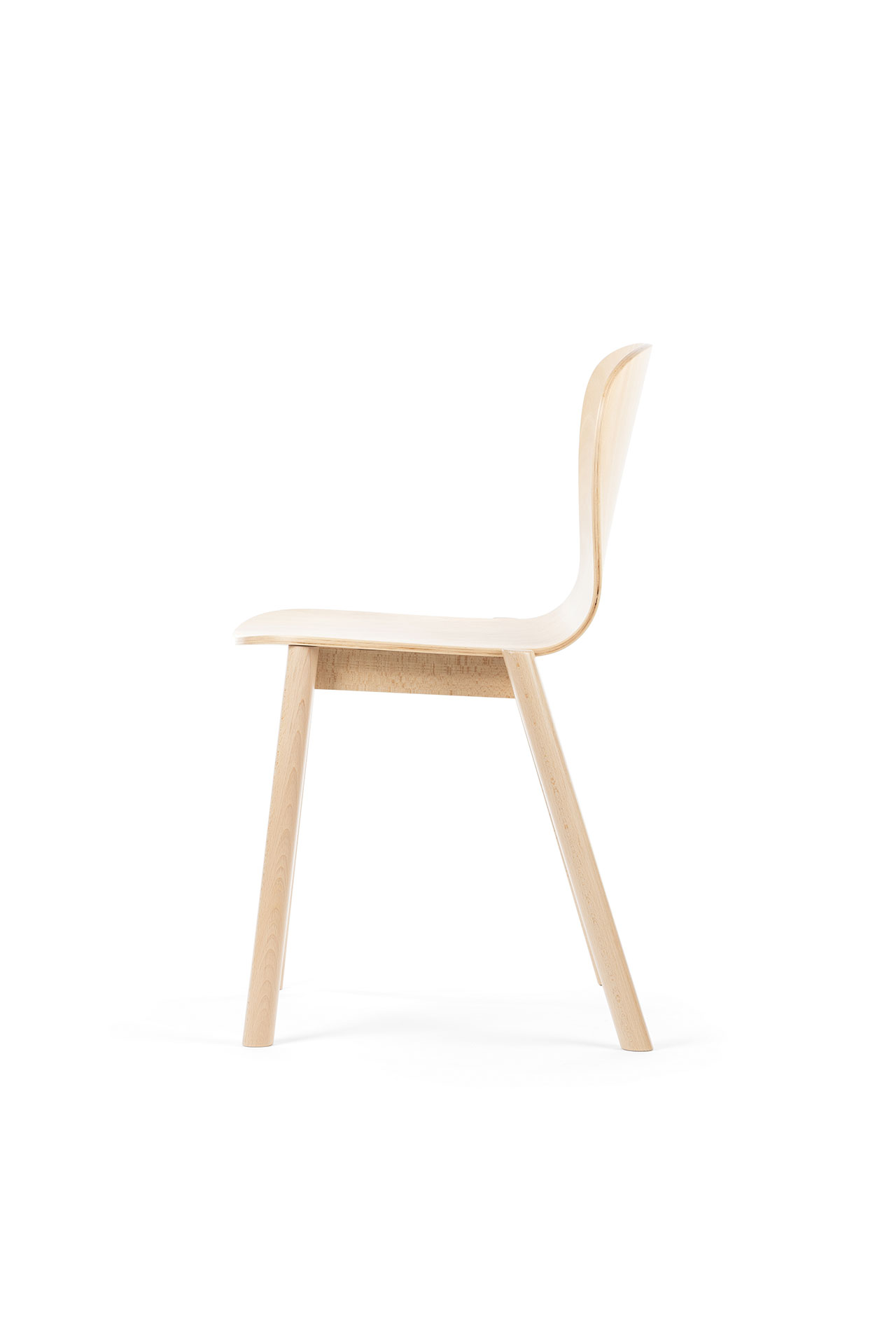 Vista lateral de una silla de madera minimalista de Alexander Gufler con respaldo y asiento curvos, sobre un fondo blanco puro.