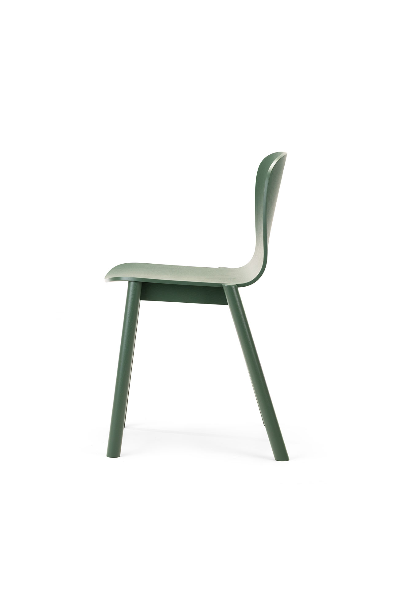 Vista lateral de una moderna silla verde de Alexander Gufler con respaldo y asiento curvos y fondo blanco puro.