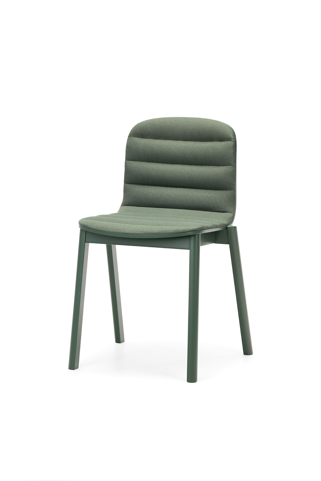Silla verde moderna de Alexander Gufler con respaldo tapizado y cosido horizontalmente y asiento con cuatro patas rectas sobre fondo blanco.