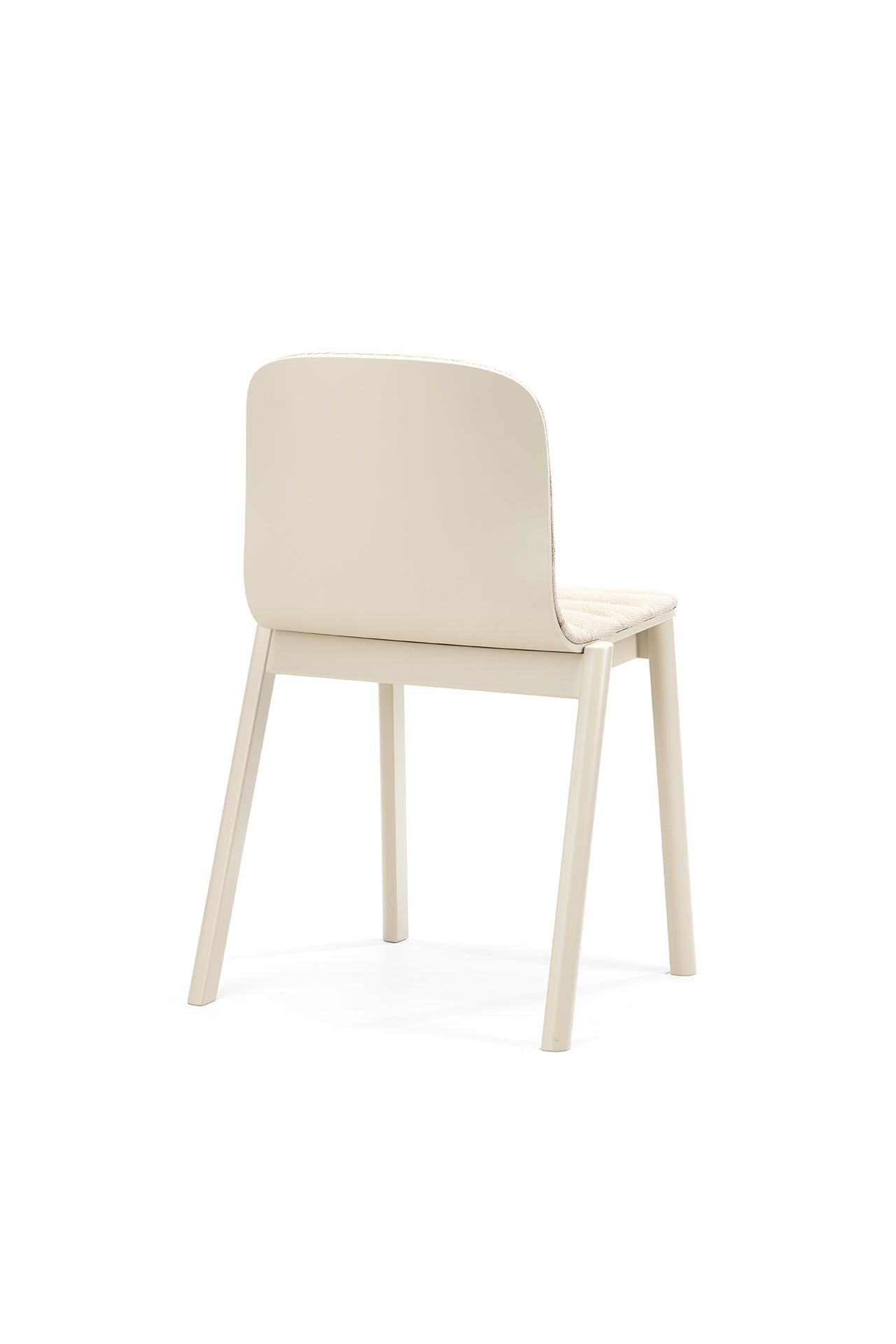 Silla beige de Alexander Gufler con respaldo macizo y cuatro patas rectas, vista desde atrás sobre un fondo blanco puro.