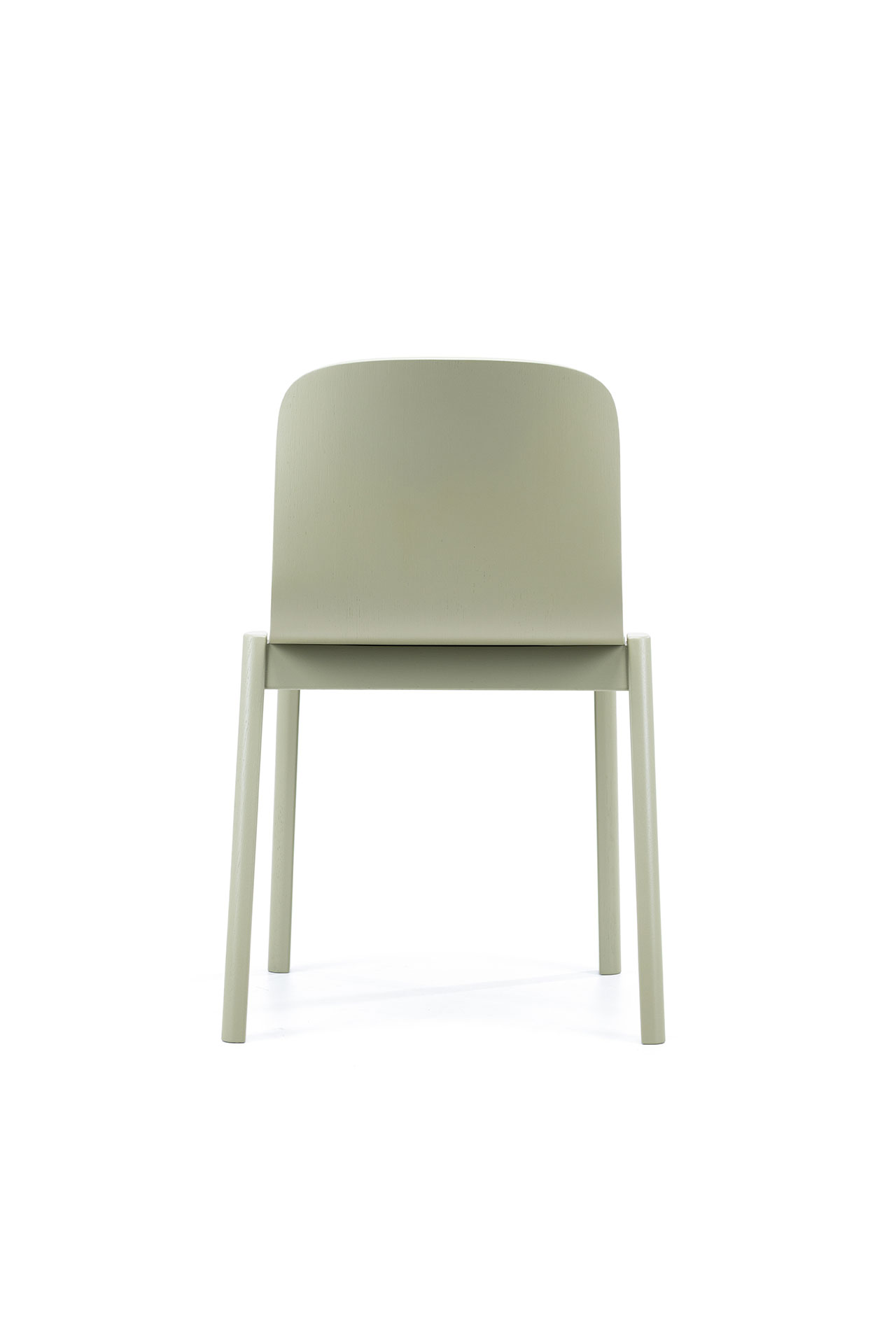 Silla minimalista de color verde claro de Alexander Gufler, vista desde atrás, sobre un fondo blanco puro.