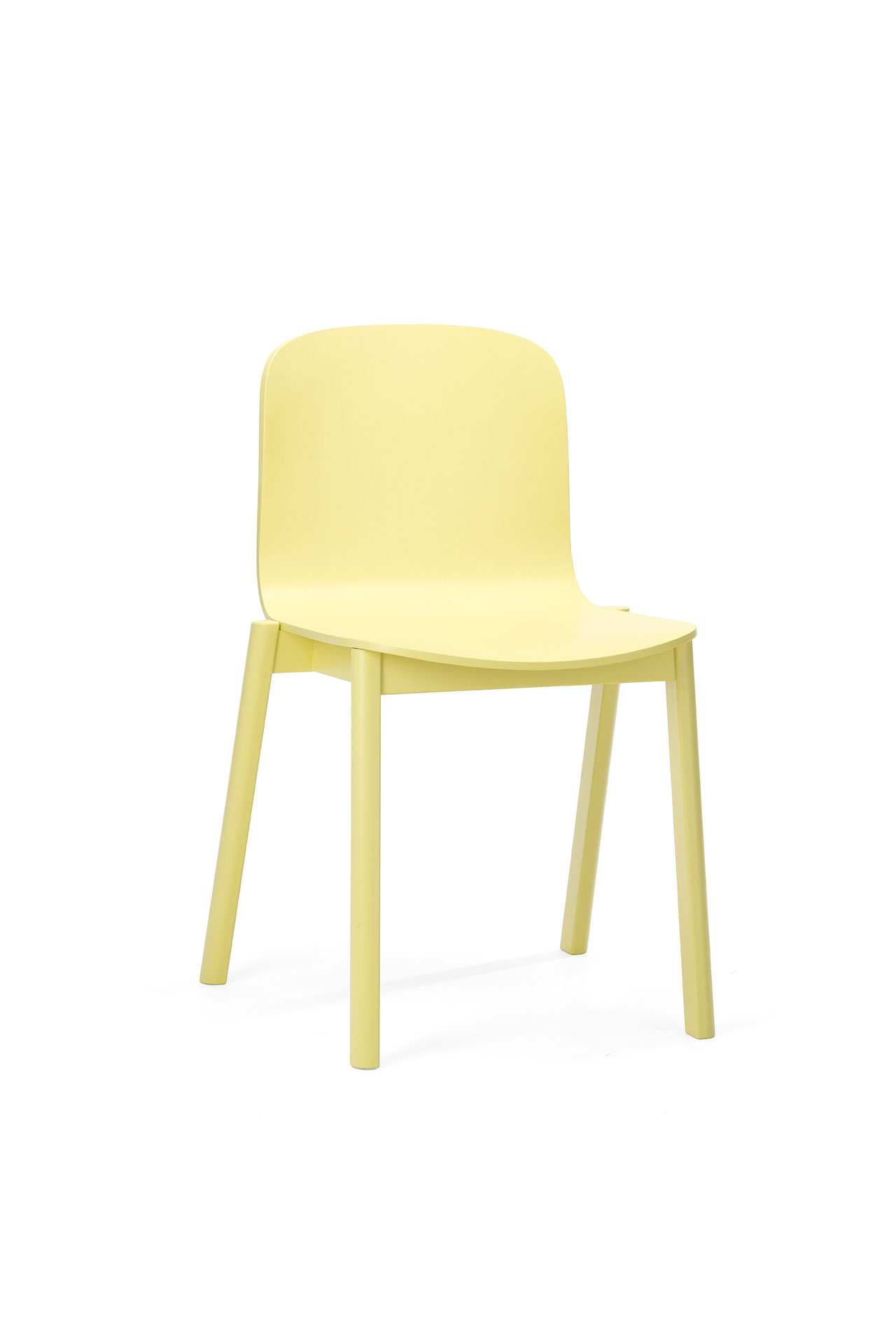 Una silla de plástico amarilla sencilla y moderna, diseñada al estilo de Alexander Gufler, con respaldo curvo y cuatro patas rectas, mostrada sobre un fondo blanco.