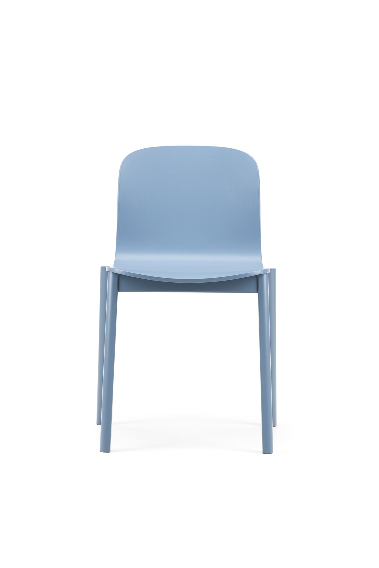 Silla de plástico azul claro de Alexander Gufler con respaldo curvo y cuatro patas rectas, fotografiada sobre un fondo blanco puro.
