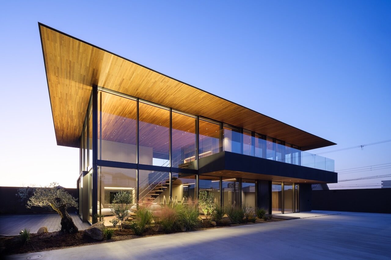 A Deep Roofline Shapes This Hillside Home in Osaka