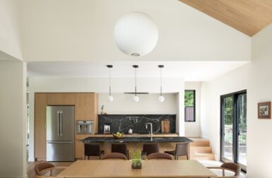 Elizabeth Herrmann Clads a Cornwall Home in Gendai Yakisugi